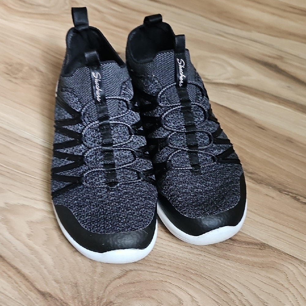 Skechers Womens  Black and Gray Memory Foan & Air Cooled Knit Sneakers Size 6